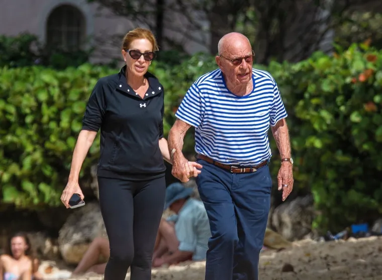 Drugi izvor otkrio je i kako medijski mogul još gaji osjećaje prema bivšoj zaručnici.

&quot;On joj se divi, poštuje je i misli da je sjajna žena. Sviđa mu se što je tako smirena i jaka, a i to što dijeli njegova vjerska uvjerenja&quot;, kazao je.
