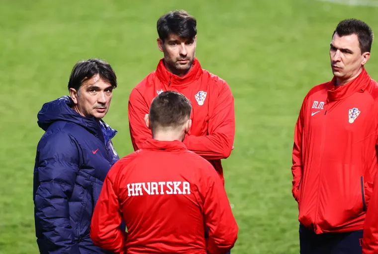 Vatreni su se okupili i odmah krenuli ozbiljno, provjerite kako je bilo na prvom treningu