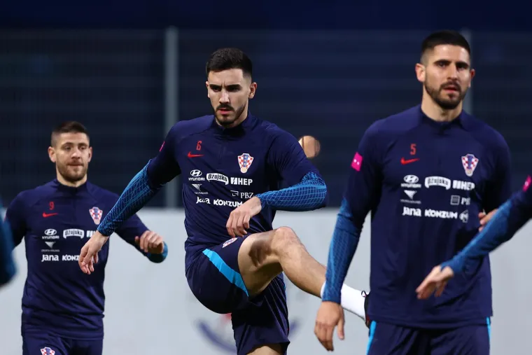 Vatreni su se okupili i odmah krenuli ozbiljno, provjerite kako je bilo na prvom treningu