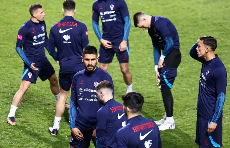 Vatreni su se okupili i odmah krenuli ozbiljno, provjerite kako je bilo na prvom treningu