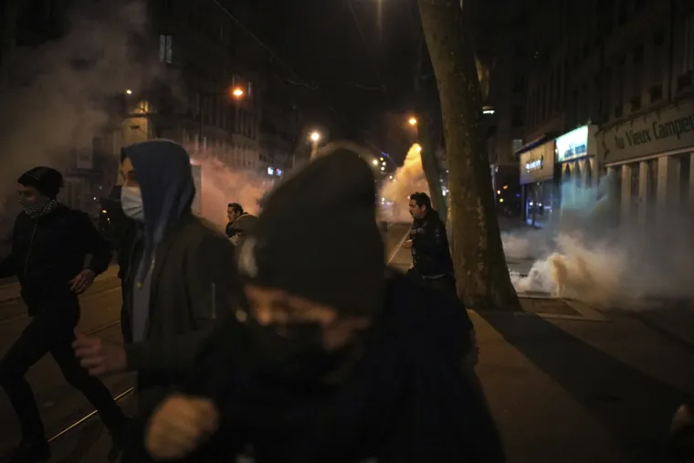 Nastavili se masovni prosvjedi u Francuskoj: Vatrogasci i policija ne miruju