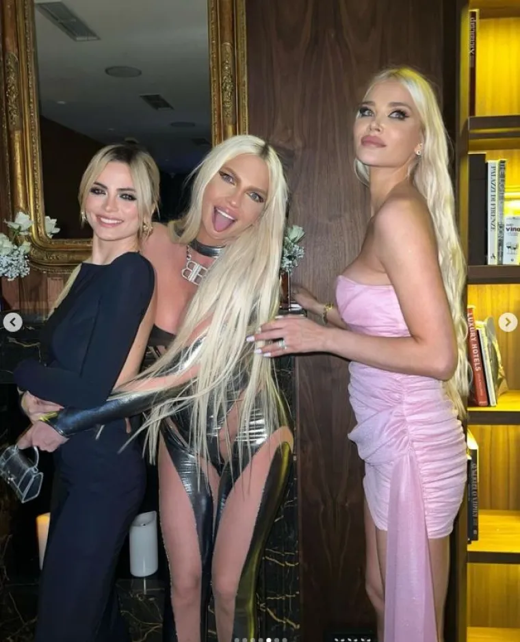 Jelena Karleuša nadmašila samu sebe u još jednom kombinezonu kojem nedostaju kritični dijelovi: 'Boginja'
