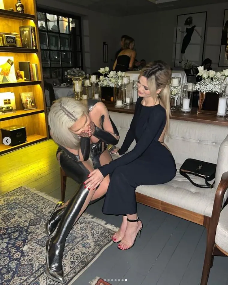 Jelena Karleuša nadmašila samu sebe u još jednom kombinezonu kojem nedostaju kritični dijelovi: 'Boginja'