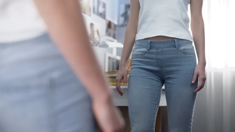 Što da radim kad se nekoj ženi vidi mrlja od menstruacije, a da ona toga nije ni svjesna? &apos;Priđeš joj, kažeš joj sljedeće: &apos;Oprosti, samo jedno pitanje&apos;, priđeš joj još bliže i šapneš: &apos;Imaš na hlačama nešto, zaveži jaknu ili nešto, ako nemaš, posluži se mojoj jaknom. Jako jednostavno&apos;. 