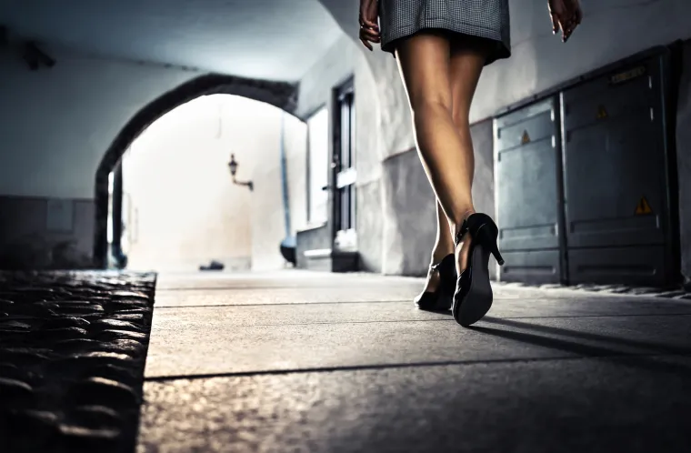 Kako se trebam ponašati kad na ulici noću hodam iza neke žene? &apos;Prijeđi ispred nje. Šalim se, ako kreneš ubrzavati, može pomisliti da je pratiš. Svakako ne treba previše gledati u nju, ali ni pretjerano micati pogled s nje. Svaka napetost se u takvim situacijama može protumačiti kao prijetnja. Ako ti je neugodno, eventualno prijeđi na drugu stranu ulice, ali tako da te može vidjeti, nemoj ni naglo nestati. Vjerojatno je najbolje da ne razmišljaš o tome nego da normalno ideš svojim putem i ponašaš se kao što bi i da je dan.&apos;