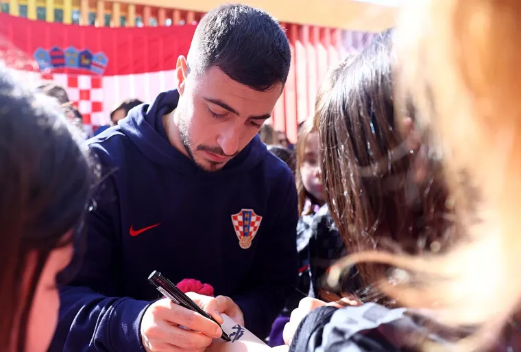 Izbornik Zlatko Dalić u dru&scaron;tvu pet reprezentativaca razveselio sve posjetom Dječjem domu u Splitu