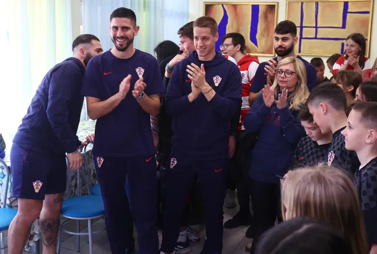 Izbornik Zlatko Dalić u dru&scaron;tvu pet reprezentativaca razveselio sve posjetom Dječjem domu u Splitu