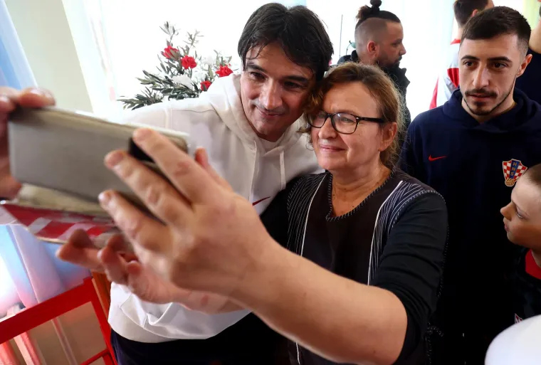 Izbornik Zlatko Dalić u dru&scaron;tvu pet reprezentativaca razveselio sve posjetom Dječjem domu u Splitu