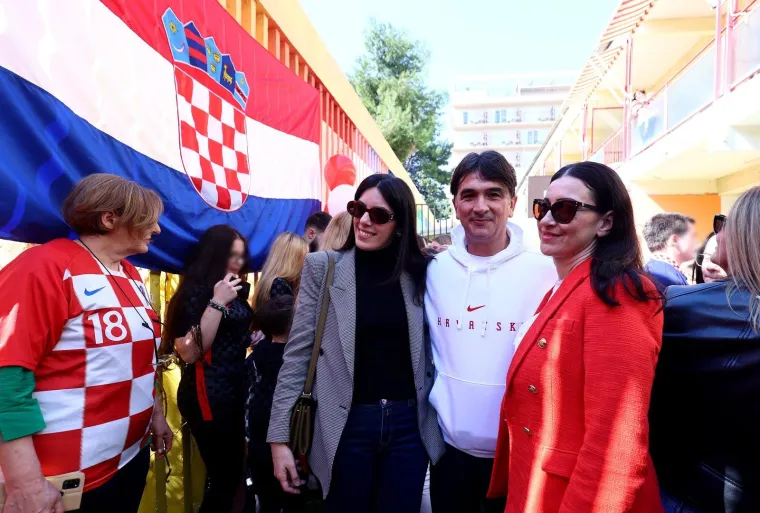 Izbornik Zlatko Dalić u dru&scaron;tvu pet reprezentativaca razveselio sve posjetom Dječjem domu u Splitu