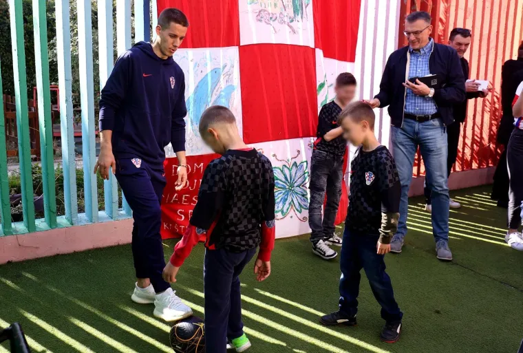 Izbornik Zlatko Dalić u dru&scaron;tvu pet reprezentativaca razveselio sve posjetom Dječjem domu u Splitu