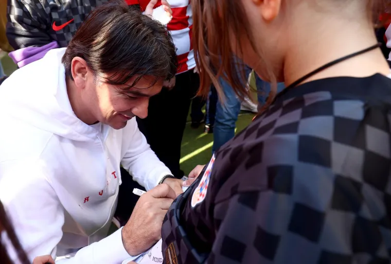 Izbornik Zlatko Dalić u dru&scaron;tvu pet reprezentativaca razveselio sve posjetom Dječjem domu u Splitu