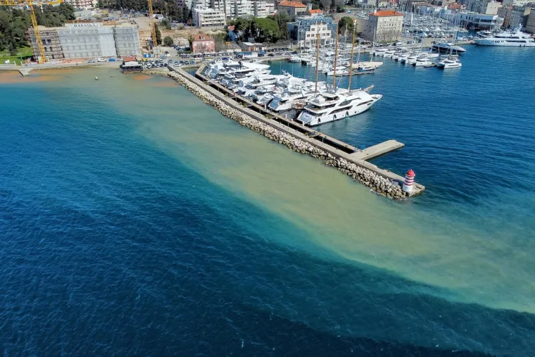 Žuta mrlja &scaron;iri se prema gradskoj luci, ljudi se zaustavljaju i fotografiraju: Stigao je i odgovor na pitanje &scaron;to se događa