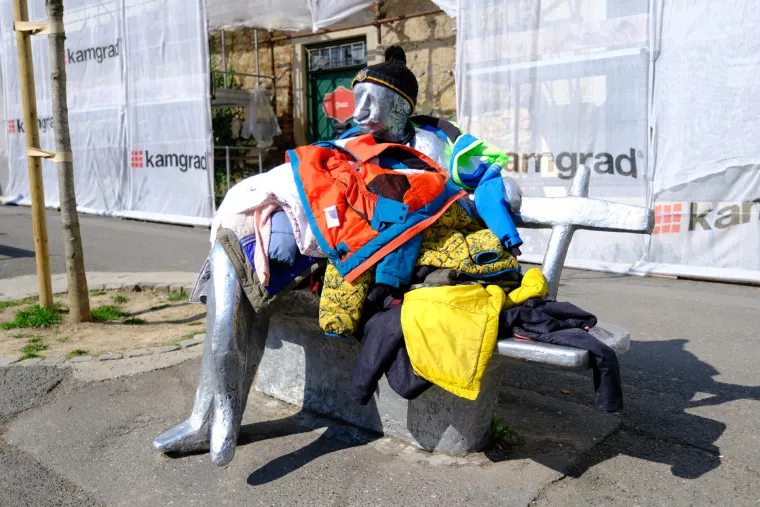 S kapicom na glavi Matoš je pričuvao jakne, a školarac mu je zahvalio