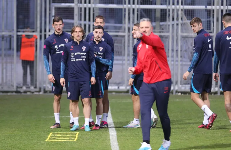 Dvije zvijezde se nisu pojavile, ali zato je Modrić trenirao s Vatrenima. Pazite &scaron;to su navijači u Dugopolju napravili kad su ga ugledali