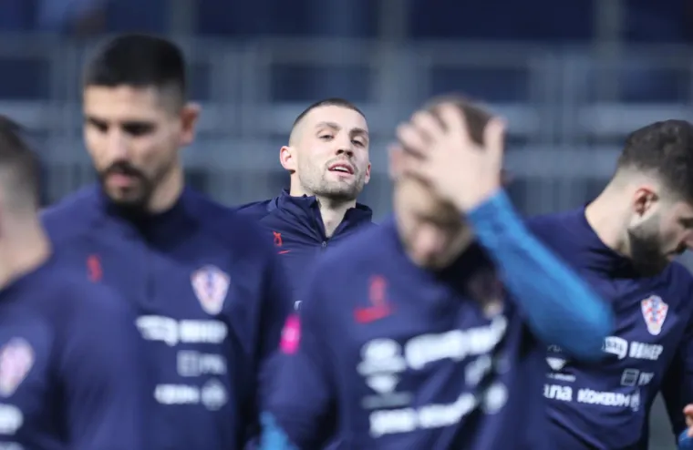 Dvije zvijezde se nisu pojavile, ali zato je Modrić trenirao s Vatrenima. Pazite &scaron;to su navijači u Dugopolju napravili kad su ga ugledali