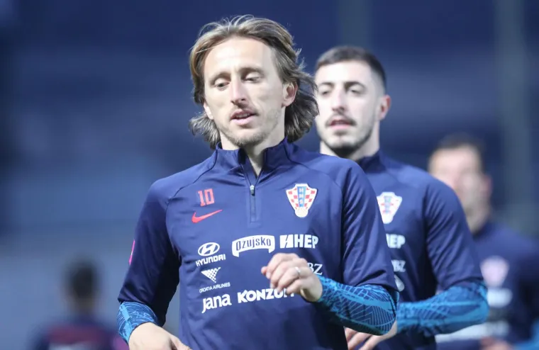 Luka Modrić se priključio reprezentaciji, na treningu u Dugopolju ga dočekali ovacijama