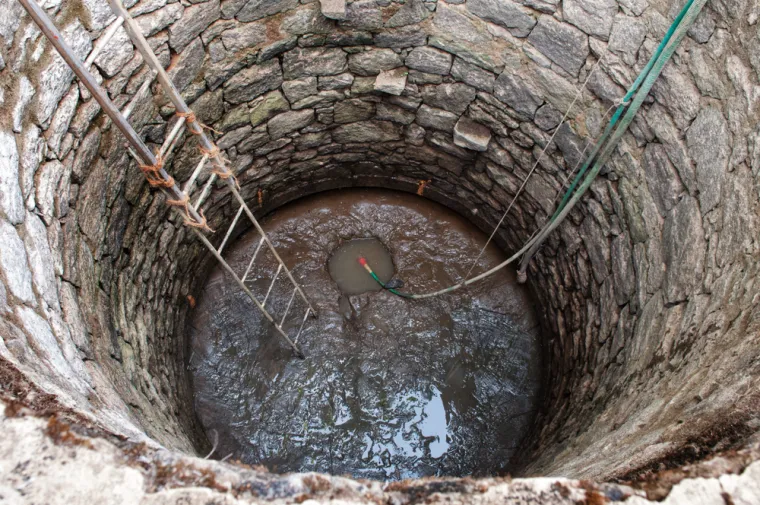 Ako je va&scaron;a voda kontaminirana (ima nesigurne razine klica ili kemikalija), nemojte je piti i kontaktirajte svoj zdravstveni odjel za savjet o tome kako je učiniti sigurnom za piće. Ako va&scaron; privatni bunar sadrži &scaron;tetne klice ili kemikalije, voda va&scaron;ih susjeda također može biti nesigurna za piće. To je zato &scaron;to je va&scaron; bunar vjerojatno povezan s istim izvorom podzemne vode.