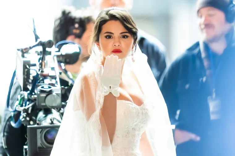 Selena Gomez šokirala sve: Vrijeme u New Yorku je stalo kad je osvanula na ulici u raskošnoj vjenčanici
