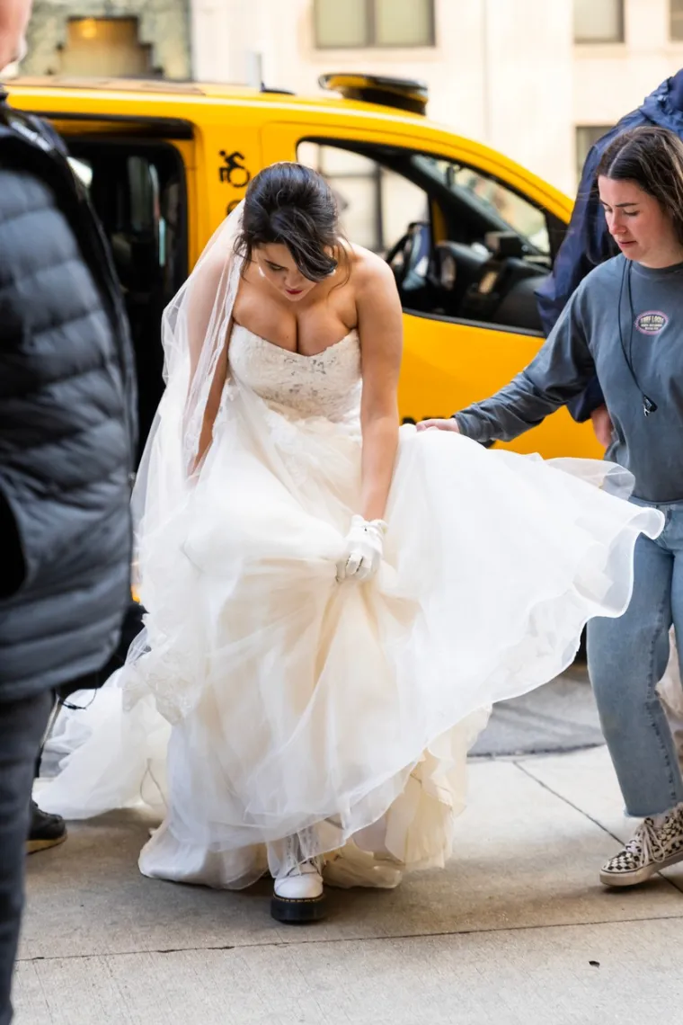 Selena Gomez šokirala sve: Vrijeme u New Yorku je stalo kad je osvanula na ulici u raskošnoj vjenčanici