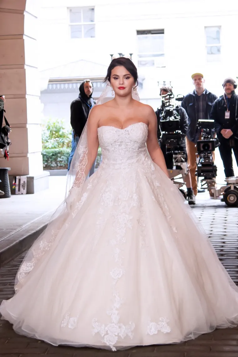 Selena Gomez šokirala sve: Vrijeme u New Yorku je stalo kad je osvanula na ulici u raskošnoj vjenčanici