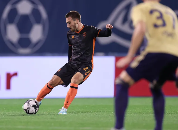 Izuzetno talentirani veznjak &Scaron;ibenika, Niko Rak, zimus je promijenio sredinu i sa 19 godina na leđima pre&scaron;ao u turskog prvoliga&scaron;a Konyaspor. &Scaron;ibenik je dobio tek 200 tisuća eura iako Rak vrijedi prema Transfermarktu čak pet puta vi&scaron;e. 