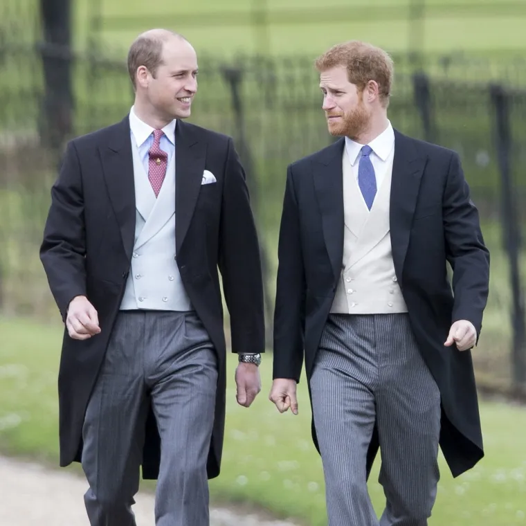 Dugo se izvještavalo o nestabilnom odnosu između dvojice braće, a navodno je došlo i do fizičkog obračuna među njima. Naime, Harry u svojim memoarima tvrdi da ga je William zgrabio za ovratnik i oborio na tlo nakon žestoke svađe. Incident se dogodio u njegovom domu u Londonu 2019. godine.