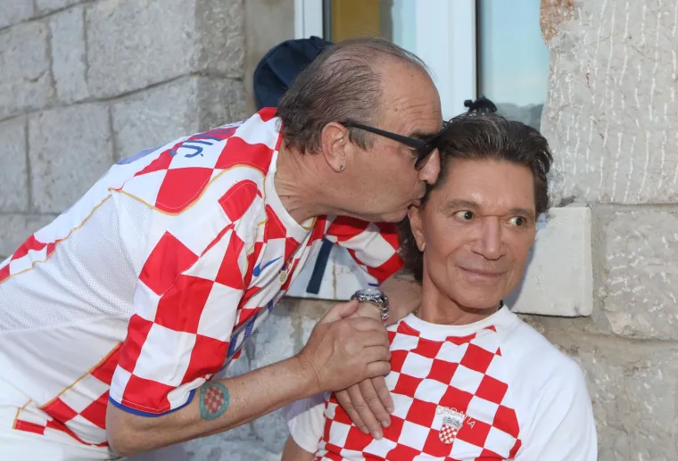 Poznato je da pjevač ljeta provodi na Korčuli u svojoj vili s bazenom, prvi red do mora, a uvijek je govorio da su mu plivanje, šetnje i moljenje krunice najdraže aktivnosti koje prakticira sa suprugom Žarkom. Naime, kada je privatni život u pitanju, ljubavnih brodoloma ovaj glazbenik nije imao, ali počeci s njegovom suprugom nisu bili lagani.  