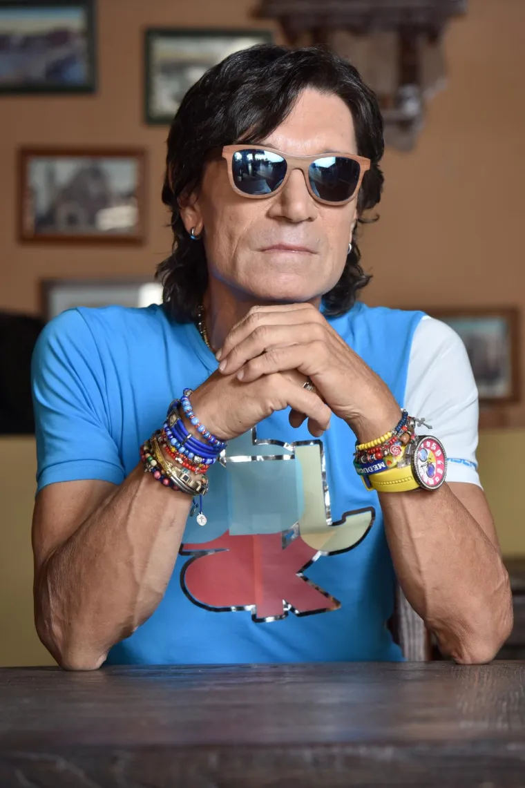 Možda malo tko zna, ali u svojim mladim danima Stavros je otišao u SAD gdje se zadržao dvije godine i završio privatnu jazz akademiju Stanley Spector. S obzirom na to da je bio jedan od najboljih studenata, dobio je zelenu kartu za boravak u SAD-u, a preko bare su mu pozvali cijelu obitelj. Ipak, srce ga je vuklo u domovinu, stoga je karijeru nastavio u Lijepoj Našoj.
