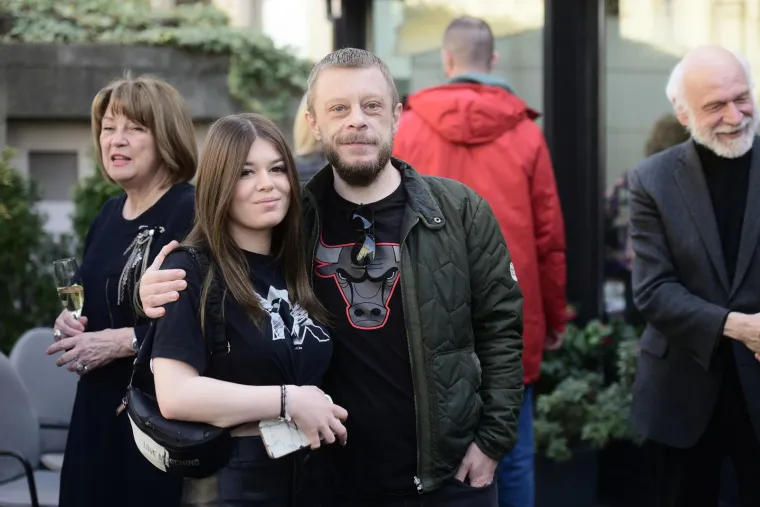 Glazbena ikona Arsen nerijetko je u javnosti spominjao unuku, naglašavajući da druženje s njom predstavlja trenutke najveće sreće. 
