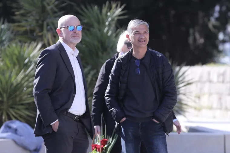 Brojna poznata lica na groblju Lovrinac ispratila legendu Hajduka Petra Nadovezu na posljednji počinak