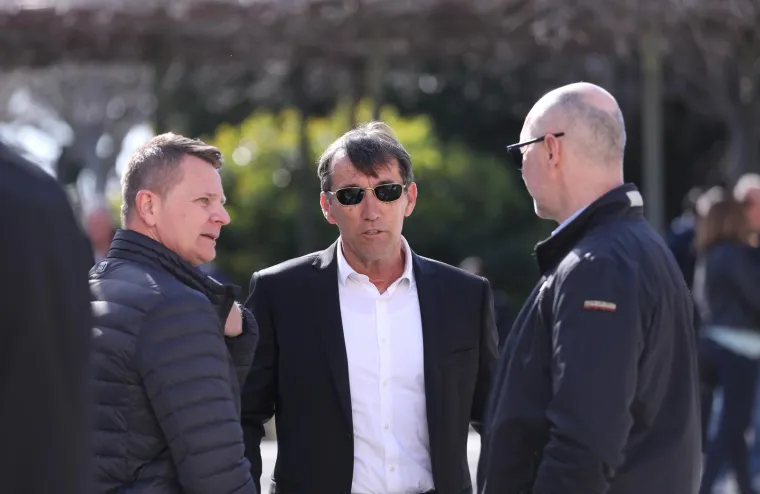 Brojna poznata lica na groblju Lovrinac ispratila legendu Hajduka Petra Nadovezu na posljednji počinak