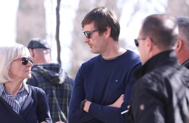 Brojna poznata lica na groblju Lovrinac ispratila legendu Hajduka Petra Nadovezu na posljednji počinak