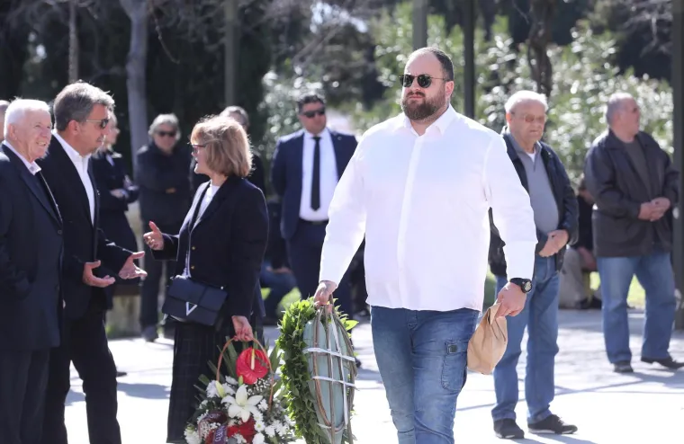 Brojna poznata lica na groblju Lovrinac ispratila legendu Hajduka Petra Nadovezu na posljednji počinak