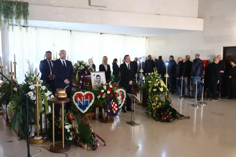 Brojna poznata lica na groblju Lovrinac ispratila legendu Hajduka Petra Nadovezu na posljednji počinak