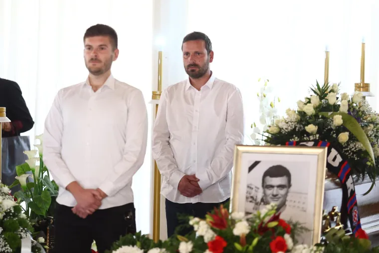 Brojna poznata lica na groblju Lovrinac ispratila legendu Hajduka Petra Nadovezu na posljednji počinak