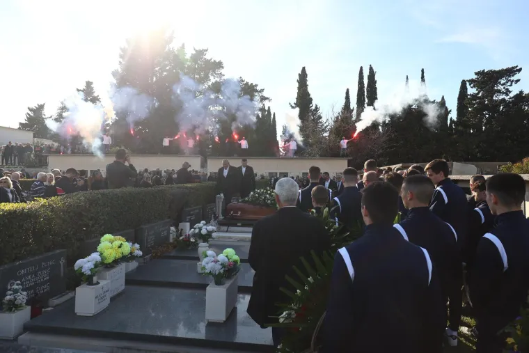 Brojna poznata lica na groblju Lovrinac ispratila legendu Hajduka Petra Nadovezu na posljednji počinak