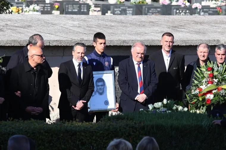 Brojna poznata lica na groblju Lovrinac ispratila legendu Hajduka Petra Nadovezu na posljednji počinak