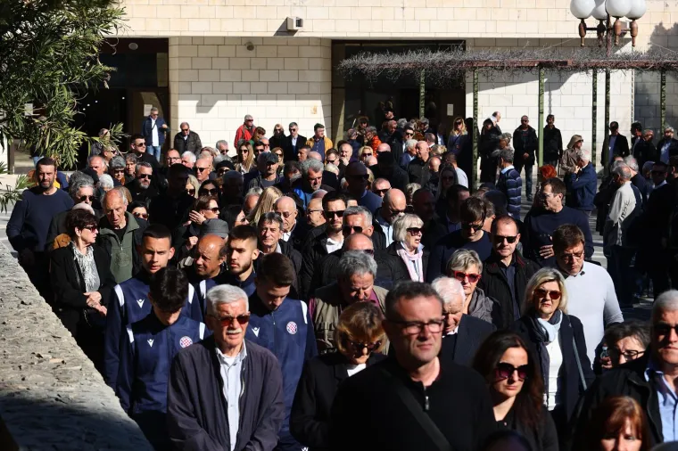 Brojna poznata lica na groblju Lovrinac ispratila legendu Hajduka Petra Nadovezu na posljednji počinak