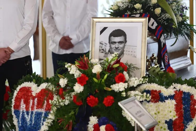 Brojna poznata lica na groblju Lovrinac ispratila legendu Hajduka Petra Nadovezu na posljednji počinak