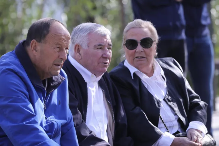 Brojna poznata lica na groblju Lovrinac ispratila Petra Nadovezu na posljednji počinak