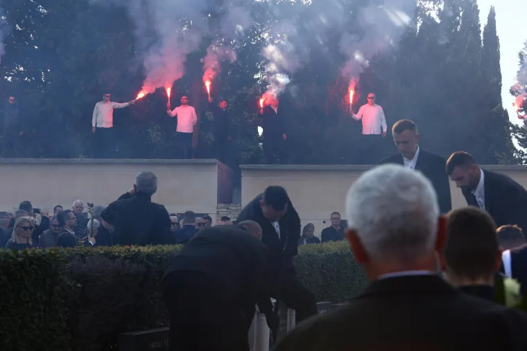 Brojna poznata lica na groblju Lovrinac ispratila Petra Nadovezu na posljednji počinak