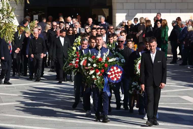Brojna poznata lica na groblju Lovrinac ispratila Petra Nadovezu na posljednji počinak