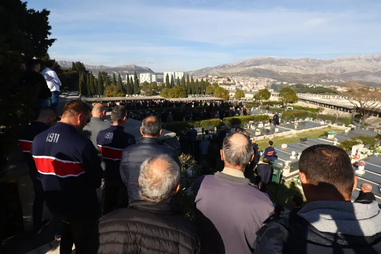 Brojna poznata lica na groblju Lovrinac ispratila Petra Nadovezu na posljednji počinak