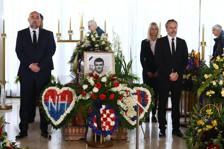 Brojna poznata lica na groblju Lovrinac ispratila Petra Nadovezu na posljednji počinak