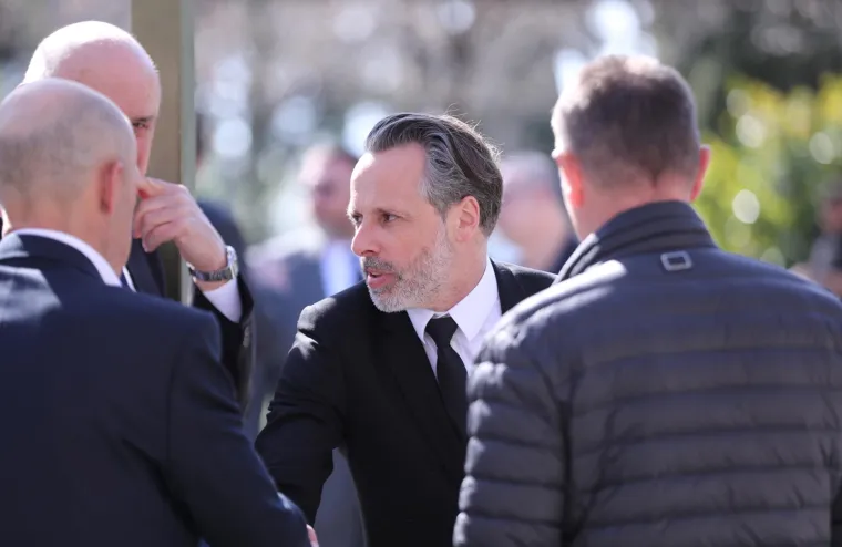 Brojna poznata lica na groblju Lovrinac ispratila Petra Nadovezu na posljednji počinak