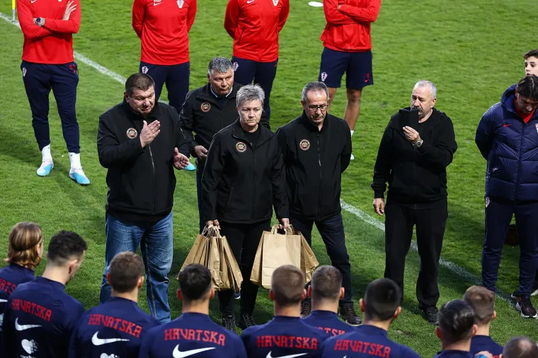 Trening propustila tri igrača: Branitelji dočekali Vatrene, poznato je &scaron;to su im poklonili