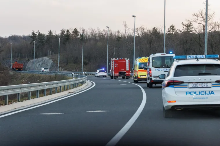 Pod policijskom, vatrogasnom i pratnjom hitne pomoći, u kamionu za građevni materijal prevezena je riječka bomba. Ovako je izgledala akcija