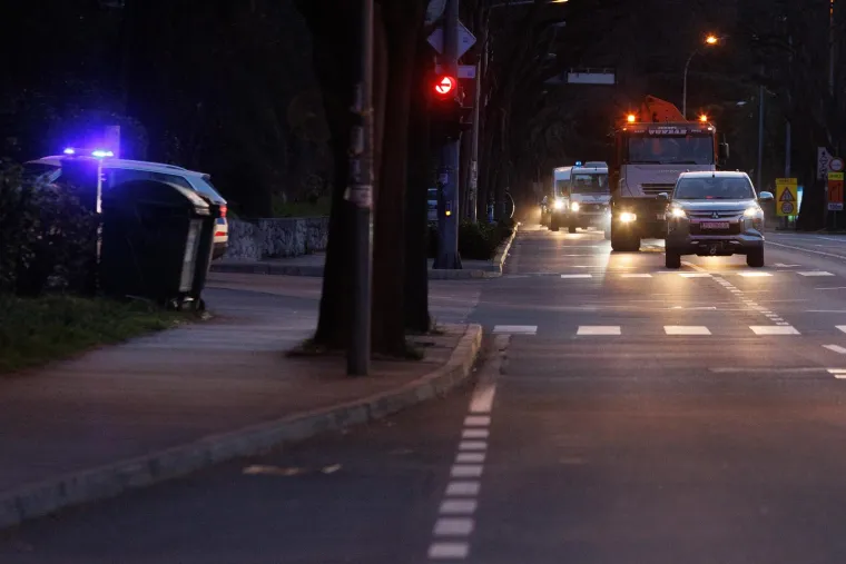Pod policijskom, vatrogasnom i pratnjom hitne pomoći, u kamionu za građevni materijal prevezena je riječka bomba. Ovako je izgledala akcija