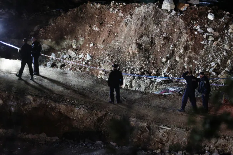 Pod policijskom, vatrogasnom i pratnjom hitne pomoći, u kamionu za građevni materijal prevezena je riječka bomba. Ovako je izgledala akcija