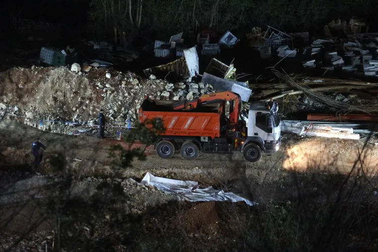 Pod policijskom, vatrogasnom i pratnjom hitne pomoći, u kamionu za građevni materijal prevezena je riječka bomba. Ovako je izgledala akcija